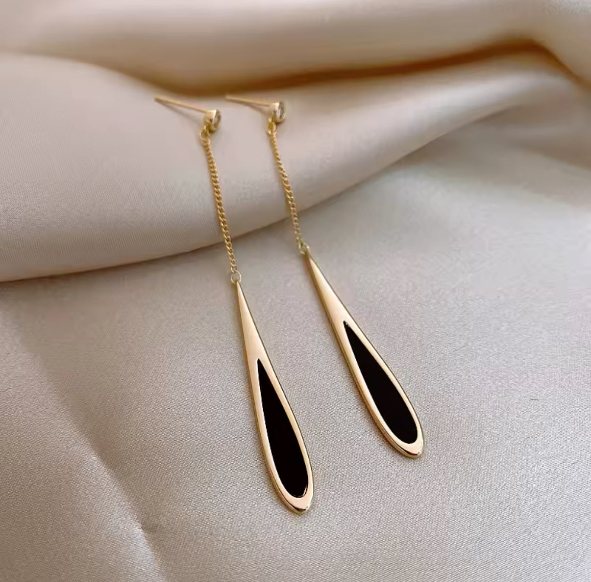 Black long drop earrings - Sav's Store